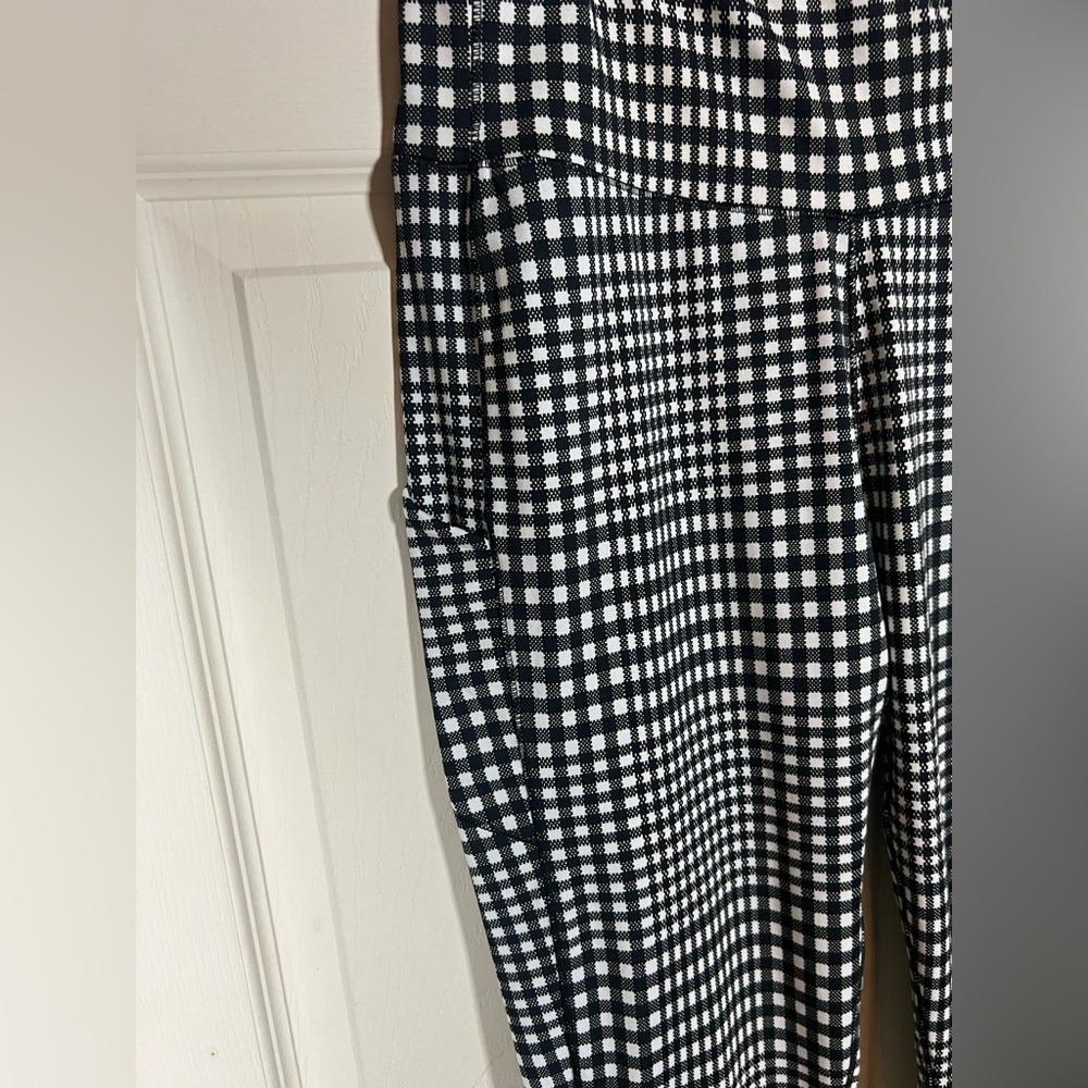 Tasc from Wantable Sports Bra and 7/8 Leggings Set, Checkered, pockets, XL - Picture 7 of 9
